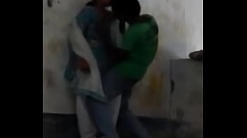 Mengisap Puting Gadis Desi Yang Menggoda