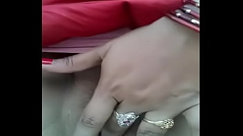 Bhabhi Desi Yang Menggoda Sedang Asyik Memainkan Jemarinya