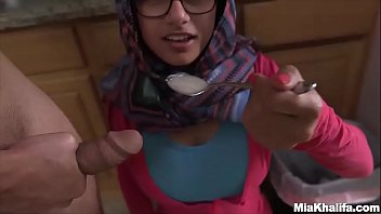 Mia Khalifa – Cewek Arab Cantik Ngentot Posisi Doggy Dihajar Sean Lawless