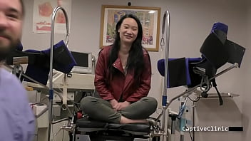 Zoe Lark Menggoda Dalam Setelan Satin