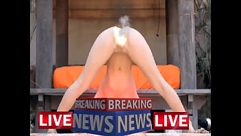 Gadis Tetangga Membungkuk Memperlihatkan Lekuk Tubuhnya Yang Menggoda