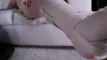 Gadis Manis Mengocok Kontol Kakak Tiri Biar Dia Bohong Demi Bisa Dientot — Bahkan Si Kakak Tiri Masukin Jari Ke Memeknya!