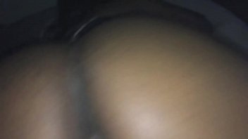 Menggoda Dan Merangsang Pasangan Dengan Gerakan Sensual