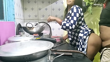 गांव से आई भोली नौकरानी को कुछ पता नहीं था, मालिक ने मौका देखकर उसकी मासूमियत का फायदा उठाया और जबरदस्त चुदाई की