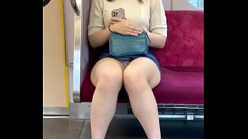 Gadis Tionghoa Menggoda Dengan Memperlihatkan Celana Dalamnya Di Kereta