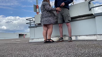 Nyonya Nakal Melebarkan Paha Dan Membungkuk Untuk Kencing Di Area Parkir