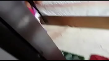 Pembantu Seksi Desi Buka-bukaan Dadanya Yang Montok