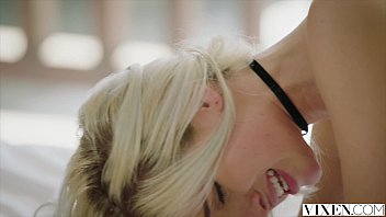Gadis Blonde Seksi Digituin Ganas Sama Kakak Tiri