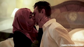 Gadis Muslim Tiru Yang Montok Ella Knox Balas Dendam Ke Ibu Tirinya Yang Galak Dengan Menggoda Ayah Tirinya