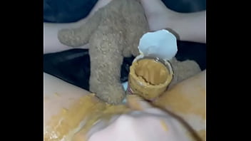 Selera Ekstrem Gadis Arab Perawan 18 Tahun Di Los Angeles: Petualangan Kinky Dengan Selai Kacang Amerika Di Vaginanya Yang Merah Muda