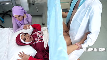 Dokter Bule Nakal Suntik Sperma Panas Ke Memek Istri Arab Yang Taat Saat Periksa Kesuburan