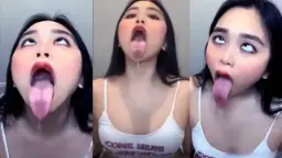 Ambiyah Menjulurkan Lidahnya Yang Basah, Menunggu Pancuran Hangat Memenuhi Mulutnya