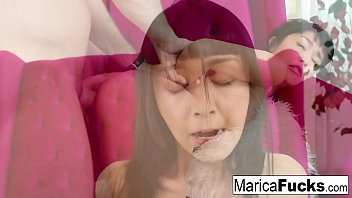 Pelayan Asia Seksi Membersihkan Kontol Besar Bosnya