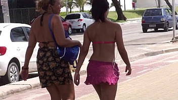 Gostosa De Biquíni Indo Molhar A Bunda Na Praia, Que Rabo Delicioso!