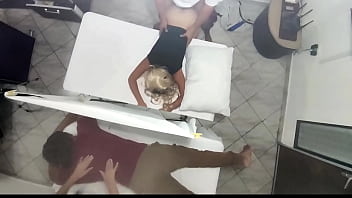Pijat Pasangan Berujung Mesum, Istri Cantik Dihajar Masajis Di Depan Suami Yang Cuma Bisa Nonton
