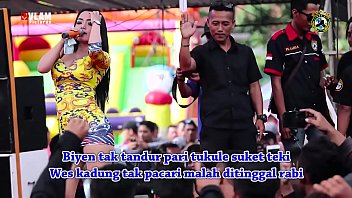 Tarian Erotis Indonesia – Dua Penyanyi Cantik Menggoyang Panggung Dikelilingi Banyak Pria