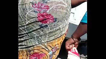 Paha Dan Pantat Seksi Yang Menggoda Dalam Balutan Saree