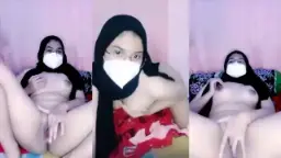 Gadis Berjilbab Cantik Mengocok Memek Sambil Mengaduh Nikmat