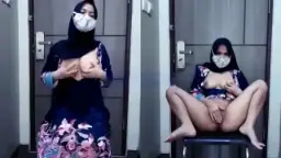 Gadis Berkerudung Hitam Muncrat Di Depan Pintu