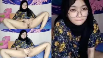 Hijab Manis Menggoda, Mengoceh Mesra Saat Meraba Diri