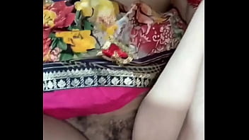 Bidadari Desa India Semburkan Pancuran Liar Di Alam Terbuka