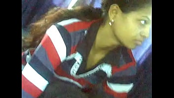 Payudara Desi Yang Menggoda Terlihat Dari Atas Baju