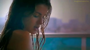 Benang Merah Yang Mengikat China Suarez Dalam Gaya Yang Menggoda