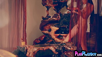 Sesi Berpose Penuh Gairah Dan Striptease Panas Ibu-ibu China Seksi Untuk Playboy