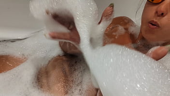 Adik Tiri Yang Seksi Dan Terbakar Matahari Di Kamar Mandi Usai Liburan Dari Turki