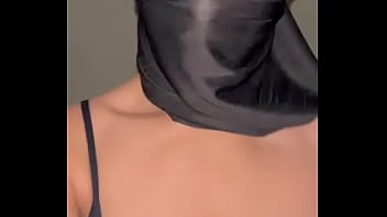 Gadis Berhijab Genit Meremas Payudaranya Yang Montok • Aksi Solo Muslimah Dengan Tetek Arab Yang Bergoyang