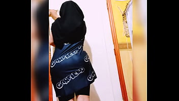 Rutin Seksi Arab Perawan Berjilbab, Goyang Pantat Montoknya Yang Menggoda (video 1)