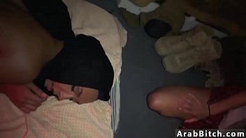 Rumah Bordil Afgan Penuh Dengan Pria Arab Yang Memenuhi Vagina Pelacur Dengan Sperma Mereka.