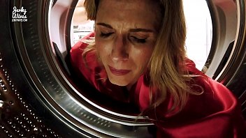 Menggila Di Pantat Ibu Tiri Yang Terjepit Mesin Cuci – Cory Chase