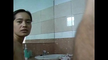 Milf Tiongkok Yang Matang Menghisap Kontol Di Kamar Mandi