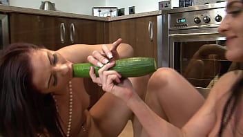 Aku Tak Bisa Menolak Rayuan Ibu Tiriku – Chloe Lovette Dan Maisie Rain