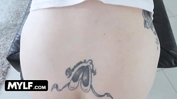 Ibu Tiri Berambut Merah Bergairah Menggoda Dan Mengulum Penis Anak Tirinya Lauren Phillips