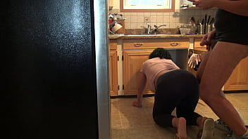 Hampir Ketahuan Ngentot Dan Muncratin Pantat Gede Ibu Tiriku Dari Turki