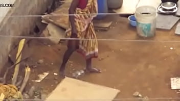 Desi Berdiri Sambil Kencing Dan Memancurkan Air Seni