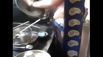 Paman Desi India Kannada Yang Menggoda Dengan Pusar Dan Pinggul Seksi