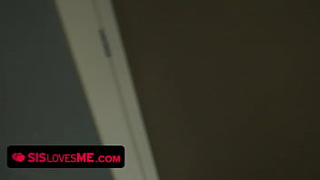 Sislovesme – Kakak Tiri Nakal Dan Temannya Bergiliran Menggila Dengan Adik Tiri Yang Seksi