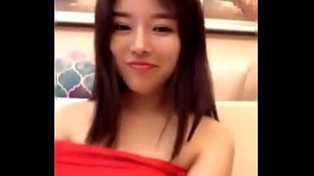 Gadis Tionghoa Cantik Memamerkan Payudaranya Yang Menggoda