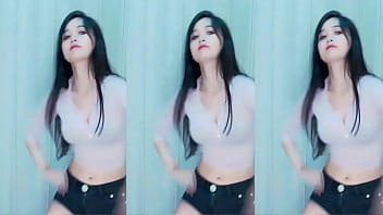 Cô Gái Trung Quốc Uốn éo Trên Mái Nhà Rực Lửa