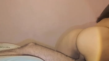 كلام العاهرة المثيرة يلهب الشهوة وهي تُمارس الجنس من مؤخرتها، استمع إلى نساء العامة