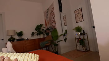 Malam Film Yang Panas, Kami Berciuman Diam-diam Di Depan Adik Tiriku Yang Tak Sadar – Jada Kai