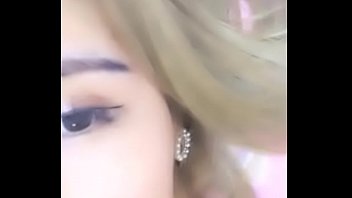 Malam Panas Yoki, Gadis China Seksi Yang Memamerkan Memek Merah Mudanya Sambil Ngentot Dengan Dildo