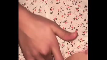 Perempuan Berhijab Muslim Mengelus Klitoris Basahnya Dan Memuaskan Vaginanya Dengan Jari-jari Liar