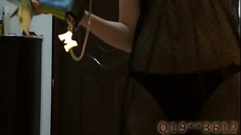 Gadis China Bawa Pizza, Tiba-tiba Buka Baju Dan Goda