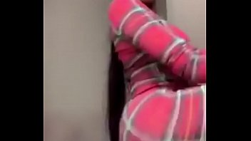 Gadis Asia Menggoyangkan Bokong Montoknya Yang Ranum Sambil Bergoyang Di Instagram Live Mengikuti Lagu Barunya, Dengan Gerakan Mulut Yang Menggoda