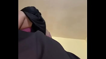 Gadis Berhijab Solo Dengan Pantat Arab Gede Mainin Bokong Bulatnya Dan Pantat Montok Yang Bergoyang Menggoda