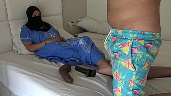 Suami Inggris Mengundang Para Pria Untuk Memuaskan Hasrat Istrinya Yang Seksi Dari Mesir